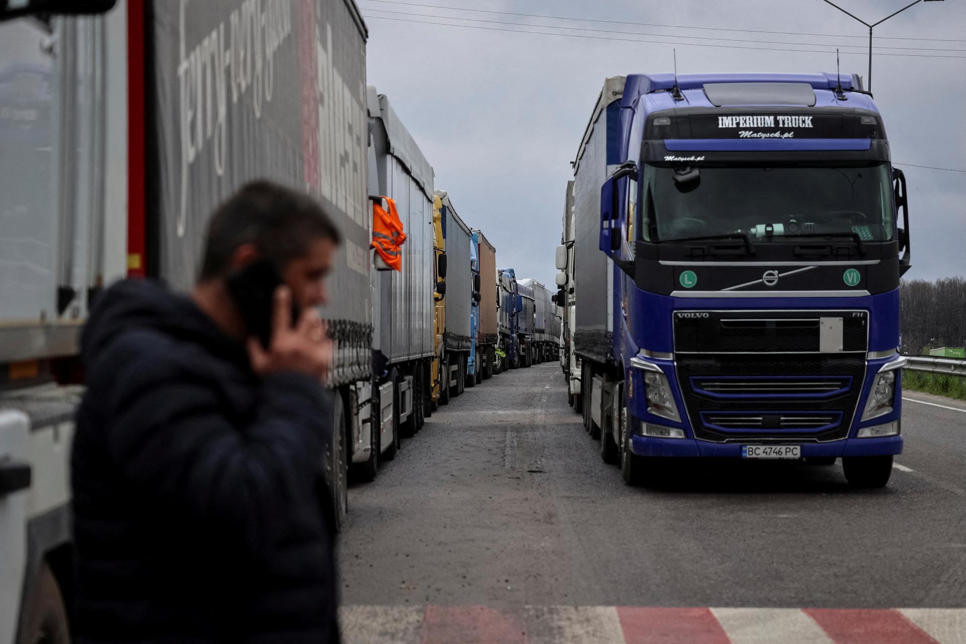Poľskí kamionisti zablokovali hranicu s Ukrajinou. Na oboch stranách stojí vyše 20-tisíc vozidiel