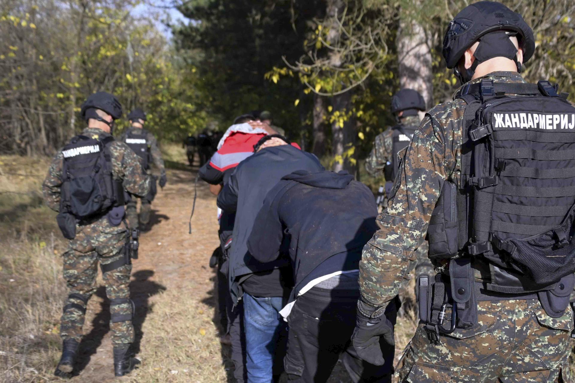 Srbská polícia počas celoštátnej akcie objavila 4500 nelegálnych migrantov, traja zomreli pri prestrelke