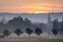 Na snímke hmla obklopuje kostol v obci Wehrheim neďaleko Frankfurtu nad Mohanom v Nemecku.