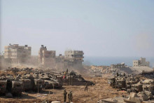 Izraelskí vojaci a tanky zaujímajú pozície v pásme Gazy. FOTO: Reuters