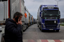 Kamióny čakajú na prekročenie ukrajinsko-poľskej hranice. FOTO: Reuters
