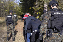 Srbskí policajti zadržali nelegálnych migrantov v lese neďaleko hraníc s Maďarskom. FOTO: TASR/AP