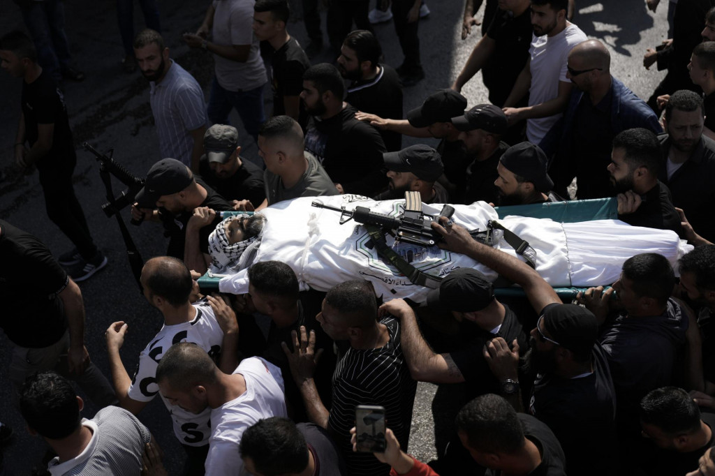 Palest&iacute;nčania nes&uacute; telo militanta, ktor&yacute; pri&scaron;iel o život počas &uacute;toku izraelskej arm&aacute;dy. FOTO: TASR/AP