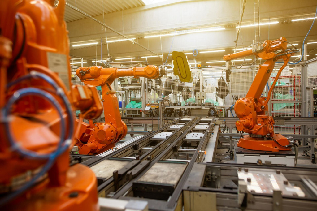 Robotické ramená v továrni