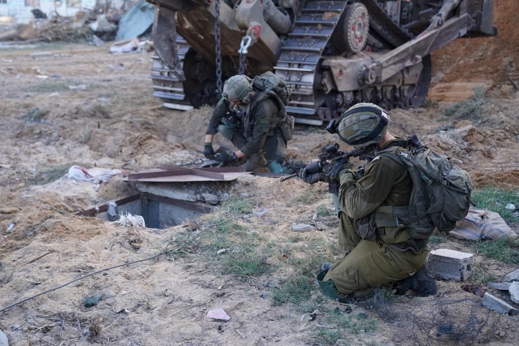 Izraelská armáda pri vchode do tunelov pod pásmom Gazy, ktoré využíva Hamas. FOTO: REUTERS/IDF