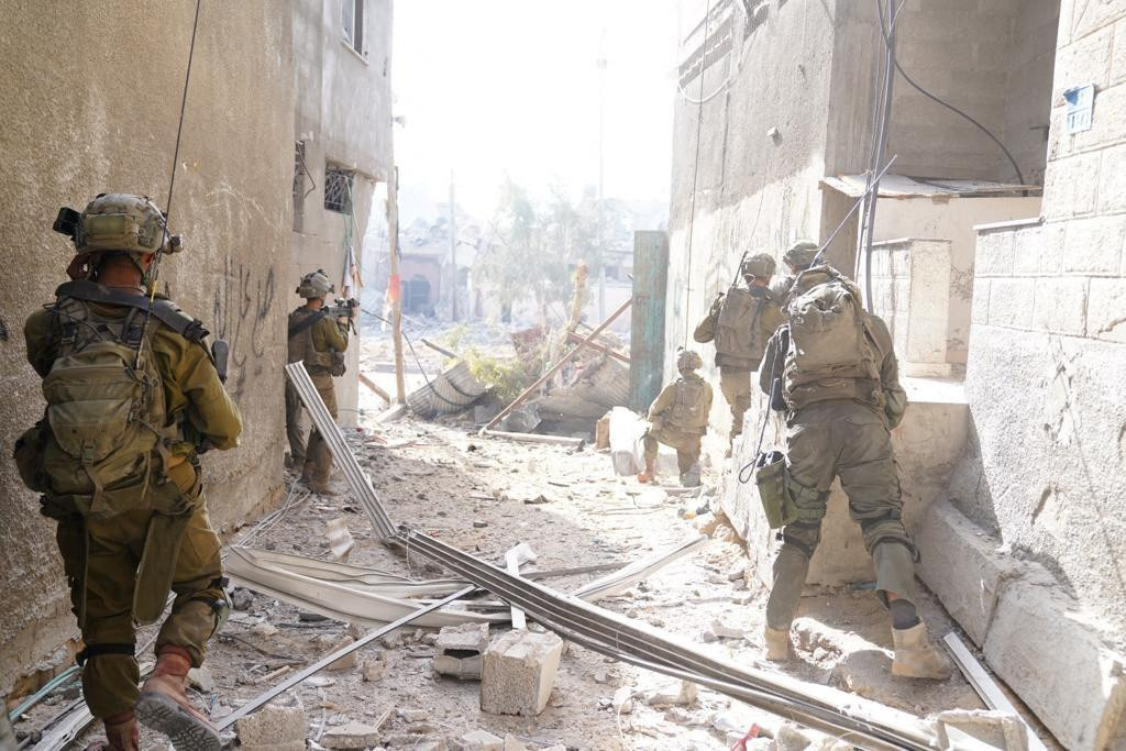Izraelskí vojaci pracujú počas pozemnej operácie. FOTO: Reuters