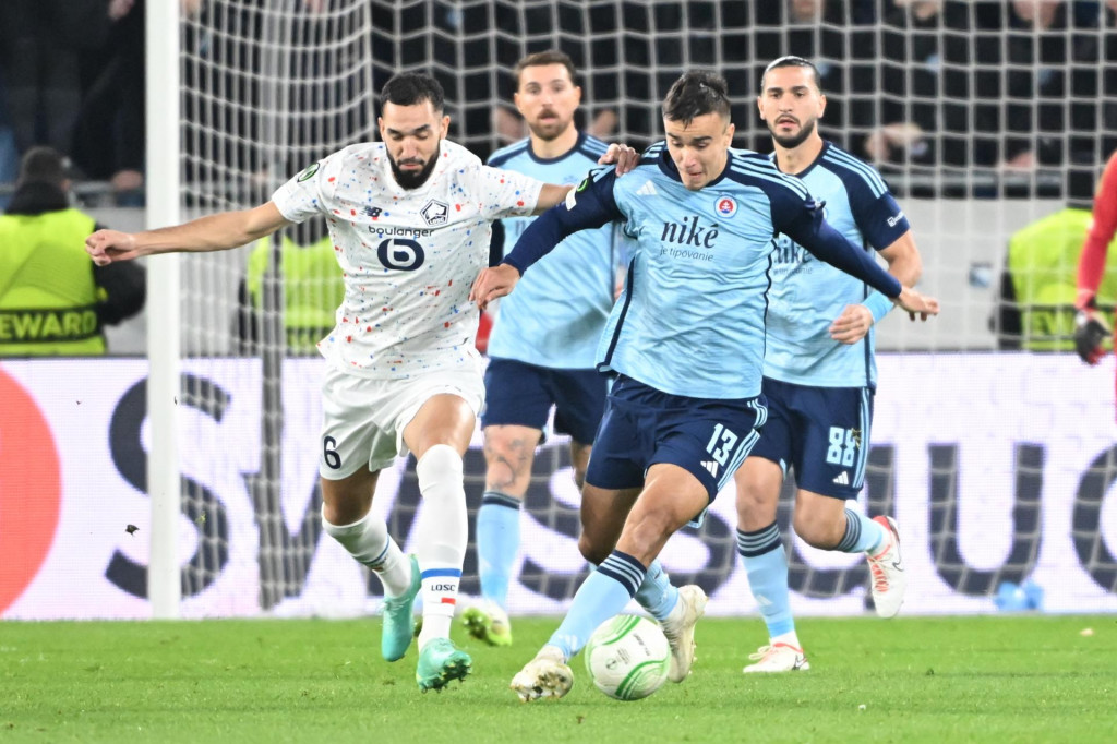 Sprava Dávid Strelec (Slovan Bratislava) a Nabil Bentaleb (Lille). FOTO: TASR/Martin Baumann