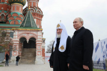 Vladimir Putin (vpravo) sa môže o piate funkčné obdobie uchádzať vďaka ústavnej zmene z roku 2020. FOTO: Reuters

