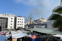 Dym stúpa, keď sa vysídlení Palestínčania ukrývajú v nemocnici Al Shifa. FOTO: Reuters