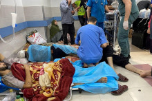 Palestínčan zranený pri izraelskom údere odpočíva v nemocnici Al Shifa v meste Gaza. FOTO: Reuters