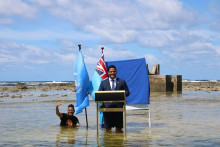 Tuvalský minister spravodlivosti, komunikácií a zahraničných vecí Simon Kofe predniesol na konferencii COP26 vopred nahratý prejav, aby ukázal dopady klimatickej zmeny. FOTO: Reuters