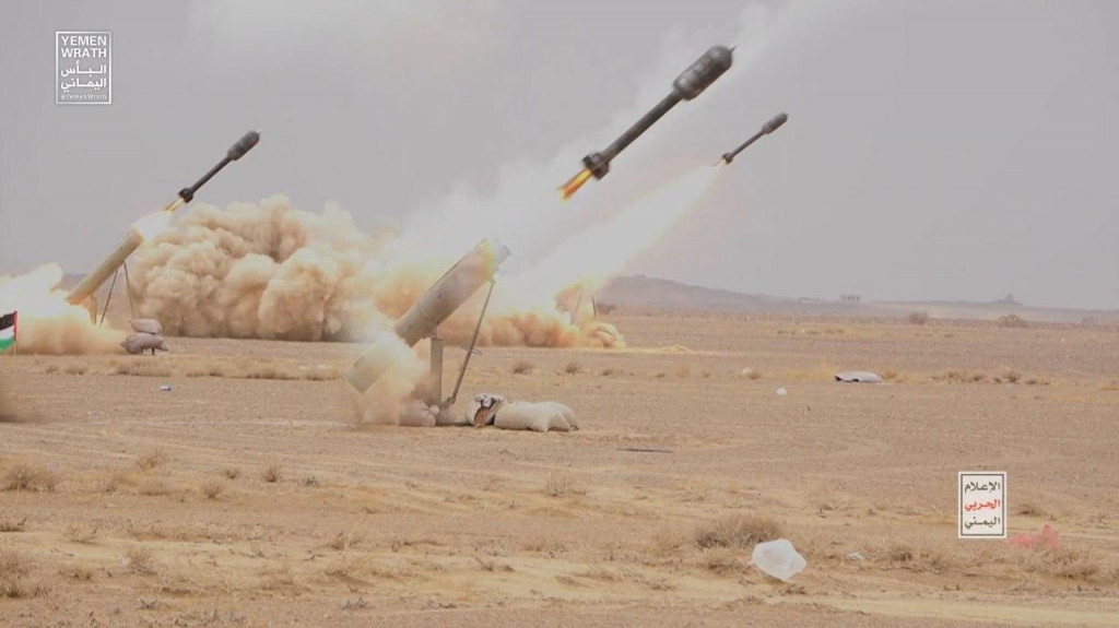 Projektily sú vypúšťané počas vojenského manévru neďaleko jemenského mesta Sanaa. FOTO: Reuters