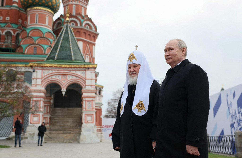 Vladimir Putin (vpravo) sa môže o piate funkčné obdobie uchádzať vďaka ústavnej zmene z roku 2020. FOTO: Reuters

