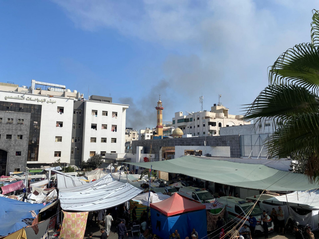 Dym stúpa, keď sa vysídlení Palestínčania ukrývajú v nemocnici Al Shifa. FOTO: Reuters
