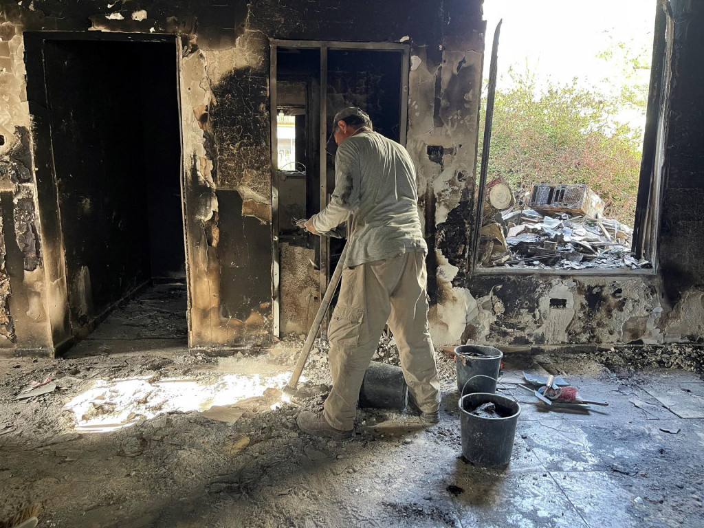 Zvyšky vyhorených domov po smrtiacom útoku ozbrojencov Hamasu z pásma Gazy zo 7. októbra. FOTO: Reuters