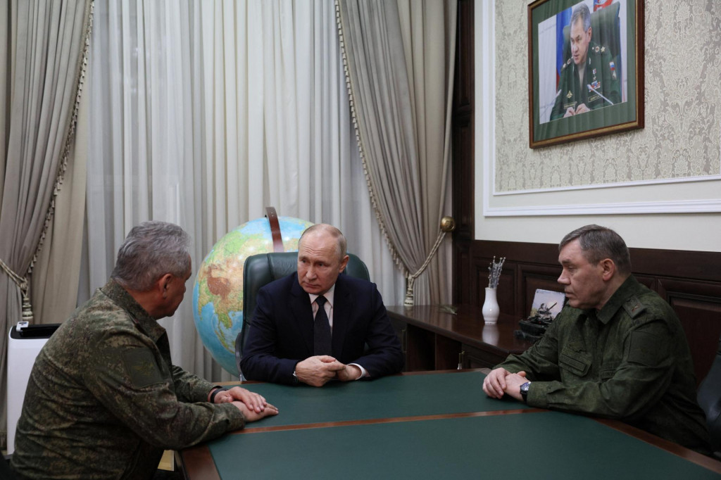 Ruský prezident Vladimir Putin sa rozprával s ministrom obrany Sergejom Šojgu a náčelníkom generálneho štábu Valerijom Gerasimovom. FOTO: Reuters