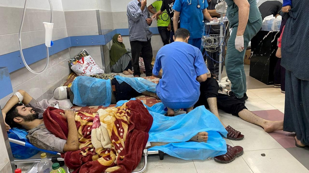 Palestínčan zranený počas izraelského útoku v nemocnici Al Shifa v meste Gaza. FOTO? Reuters