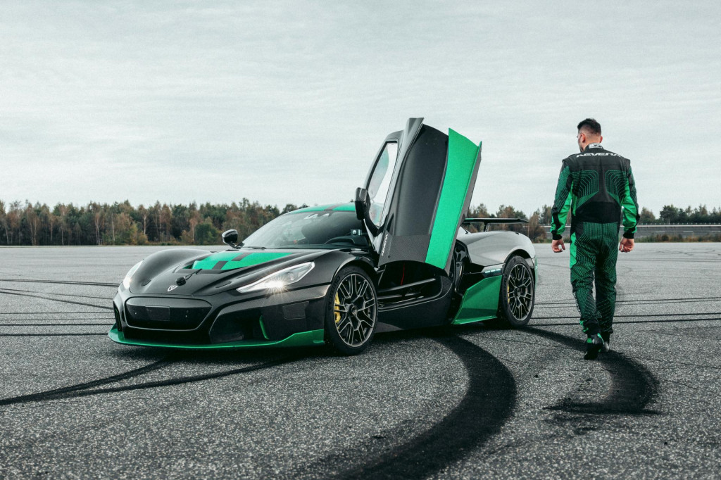 Rimac Nevera - rekordn&aacute; jazda na spiatočku.