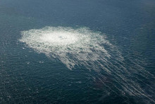 Plynové bubliny z úniku Nord Stream 2 dosahujúce povrch Baltského mora v oblasti vykazujúce poruchu s priemerom viac ako jeden kilometer. FOTO: REUTERS