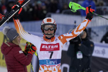 Petra Vlhová oslavuje víťazstvo v cieli 2. kola slalomu žien Svetového pohára v alpskom lyžovaní žien vo fínskom Levi. FOTO: TASR/AP