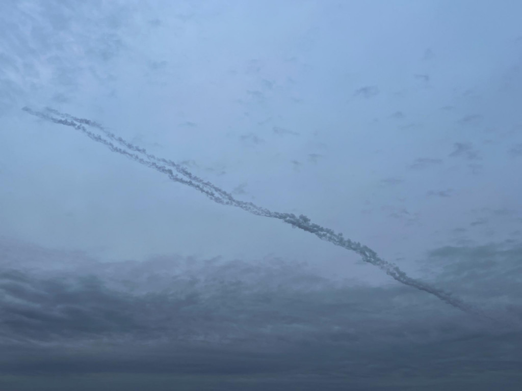 Na oblohe nad Kyjevom sú po ruskom raketovom údere viditeľné stopy po raketách. FOTO: REUTERS