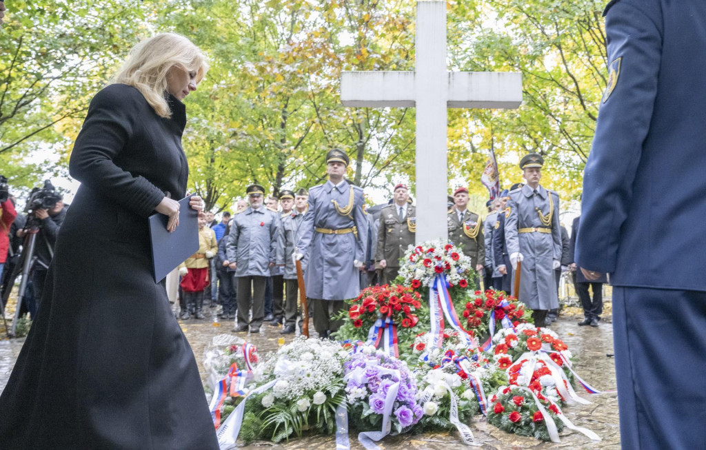 Prezidentka Zuzana Čaputová sa zúčastnila na pietnom akte pri príležitosti Medzinárodného dňa vojnových veteránov na vojenskom cintoríne v Petržalke. FOTO: TASR/Martin Baumann