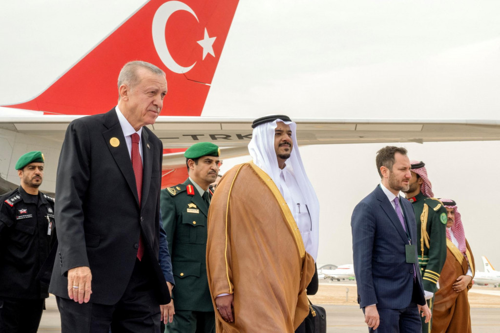 Príchod tureckého prezidente Recepa Tayyipa Erdogana na summit. FOTO: REUTERS