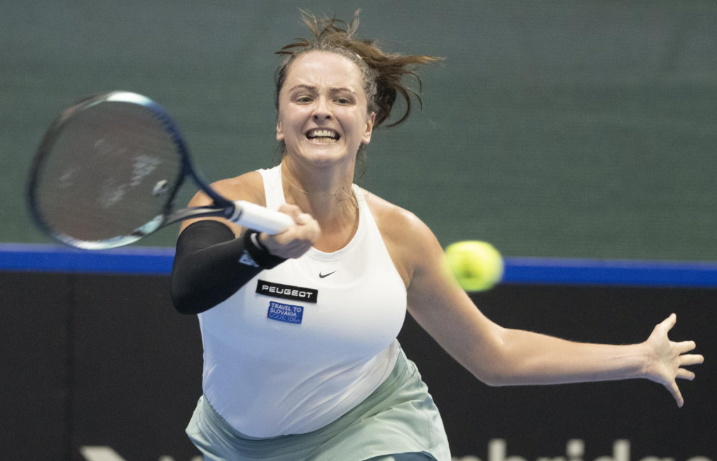 Viktória Hrunčáková v zápase proti Argentínčanke Julii Rierovej počas druhého hracieho dňa v baráži o účasť v 1. svetovej skupine Pohára Billie-Jean Kingovej. FOTO: TASR/Martin Baumann
