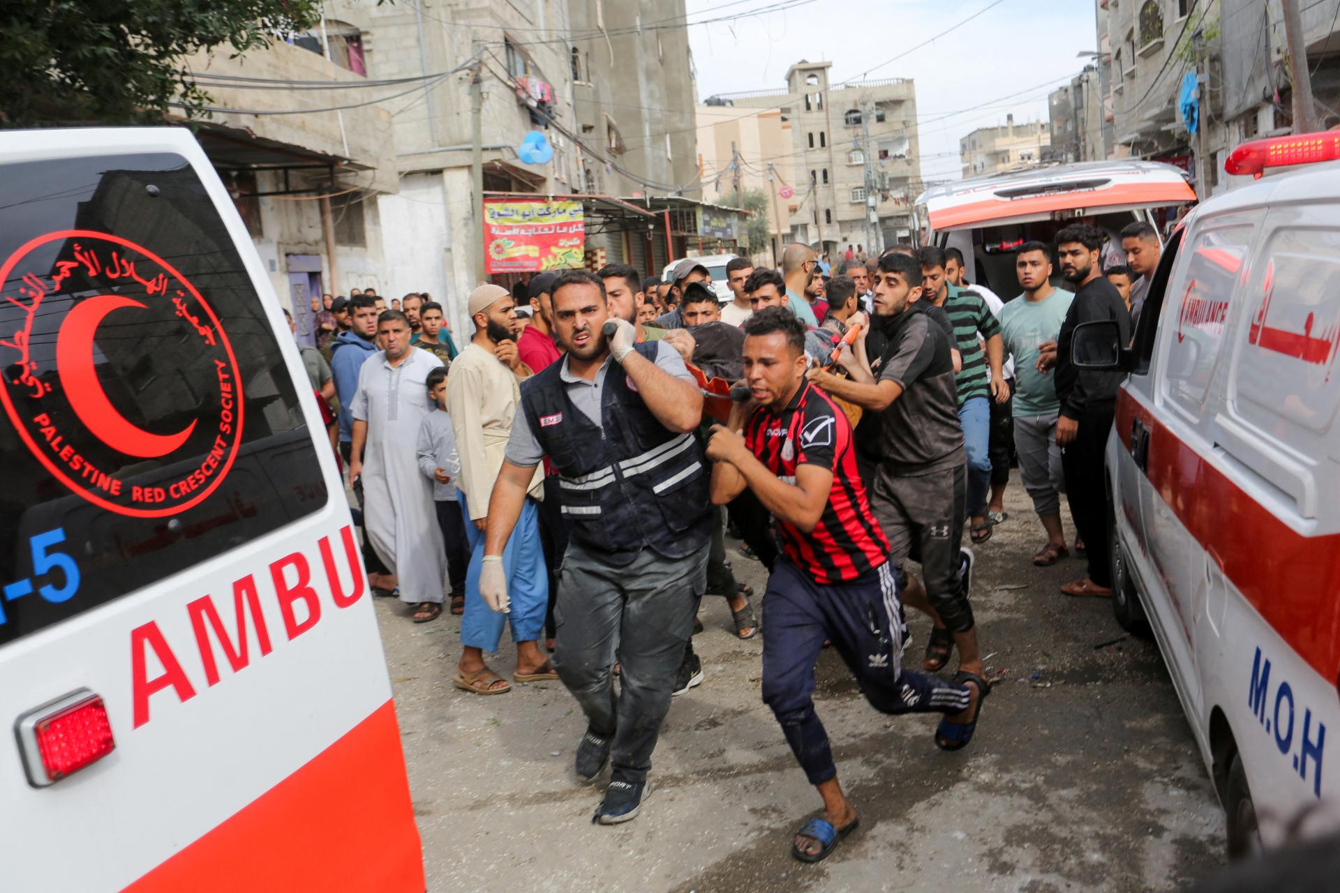 Cez Rafáh sa z Gazy do Egypta presunuli ďalší cudzinci a zranení Palestínčania. Evakuujú Poliakov a Rusov