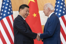 Americký prezident Joe Biden (vpravo) a čínsky prezident Si Ťin-pching. FOTO: TASR/AP
