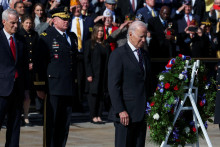 Americký prezident Joe Biden sa zúčastňuje na ceremónii kladenia vencov k hrobke neznámeho vojaka na Arlingtonskom národnom cintoríne. FOTO: Reuters