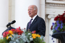 Americký prezident Joe Biden pri prejave pri hrobe neznámeho vojaka na cintoríne v Arlingtone vo Virgínii.

FOTO: REUTERS