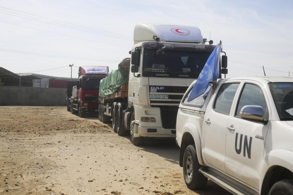 Kamióny privážajú humanitárnu pomoc. FOTO: TASR/AP