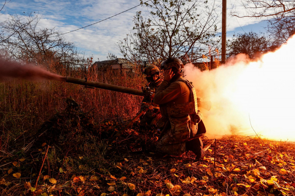 Príslušníci ukrajinskej Národnej gardy strieľajú z protitankového granátometu SPG-9 na ruské jednotky v meste Avdiivka v prvej línii. FOTO: Reuters