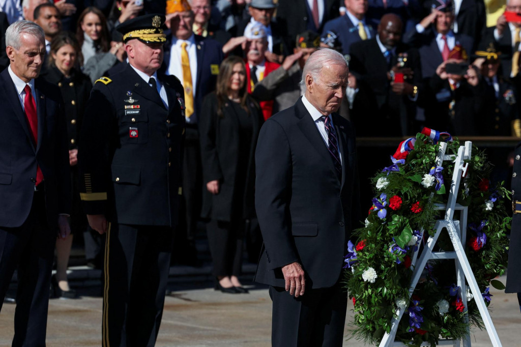 Americký prezident Joe Biden sa zúčastňuje na ceremónii kladenia vencov k hrobke neznámeho vojaka na Arlingtonskom národnom cintoríne. FOTO: Reuters