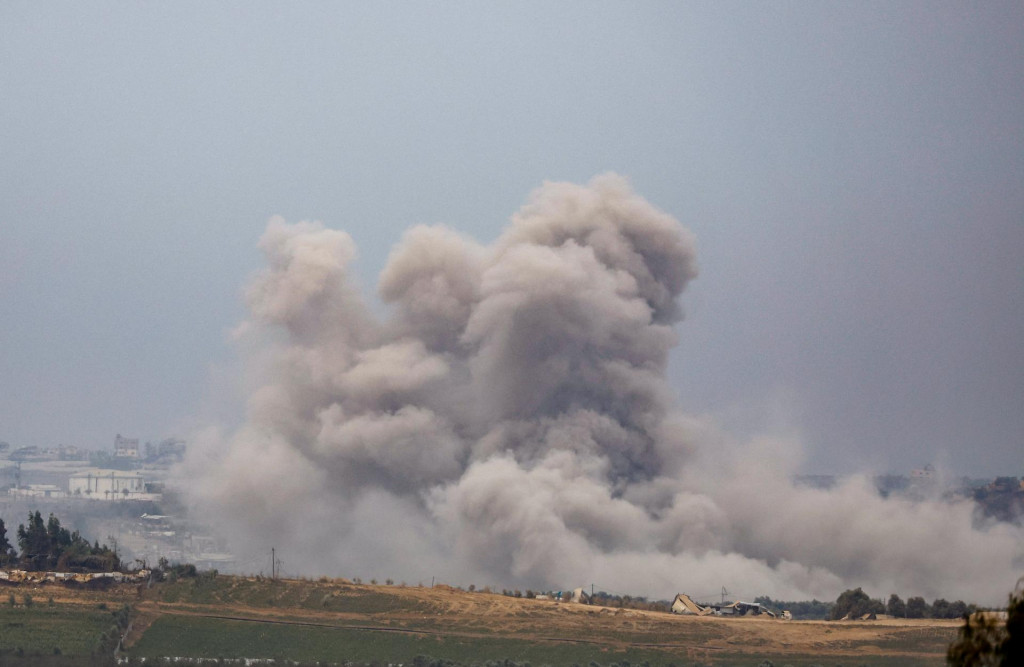 Z Gazy stúpa dym. FOTO: Reuters