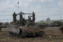 Izraelskí vojaci neďaleko hranice Izraela s pásmom Gazy. FOTO: TASR/AP
