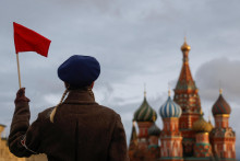 Účastník historickej vojenskej prehliadky, ktorá mala pripomenúť pôsobenie sovietskych vojsk v druhej svetovej vojne. FOTO: Reuters