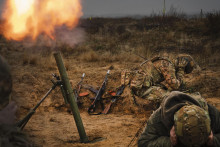 Vojaci 1. brigády ukrajinskej Národnej gardy Burevij (Hurikán) počas vojenského výcviku na severe Ukrajiny v stredu 8. novembra 2023. FOTO: TASR/AP