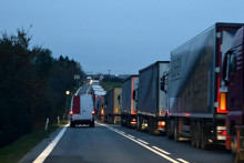 Na snímke 16 kilometrov dlhá kolóna kamiónov od hraničného priechodu Vyšné Nemecké až po obec Nižná Rybnica.  FOTO: TASR/Roman Hanc