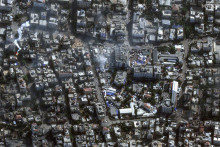 Na satelitnej snímke americkej spoločnosti Maxar Technologies sú nemocnica Šifá a jej okolie v meste Gaza. FOTO: TASR/AP