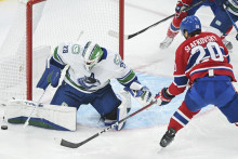 Slovenský hokejista Montrealu Canadiens Juraj Slafkovský a brankár Vancouveru Canucks Casey DeSmith. FOTO: TASR/AP
