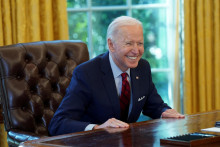 Americký prezident Joe Biden má dôvod na úsmev. Dôveru v jeho politiku a v to, že pozitívne ovplyvňuje svetové záležitosti, vyjadrilo až 54 percent respondentov, zatiaľ čo v prípade Si Ťin-pchinga to tvrdilo len 19 percent. FOTO: Reuters