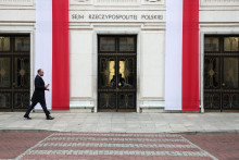 Bránou Sejmu (dolnej komory poľského parlamentu). FOTO: Reuters