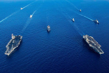Dvojicu lietadlových lodí USS Ford a USS Ike sprevádzajú početné skupiny krížnikov a torpédoborcov, ktoré majú za úlohu podporovať ich a chrániť. FOTO: US Navy