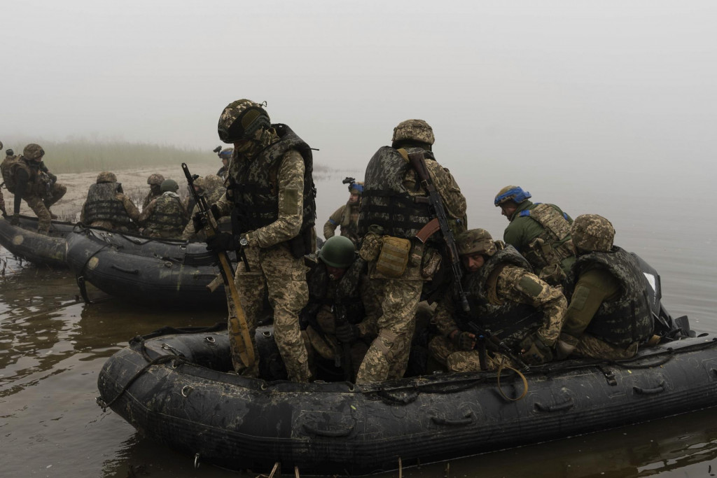 Skupina ukrajinských námorníkov sa plaví na rieke Dneper na frontovej línii pri Chersone na juhu Ukrajiny. FOTO: TASR/AP
