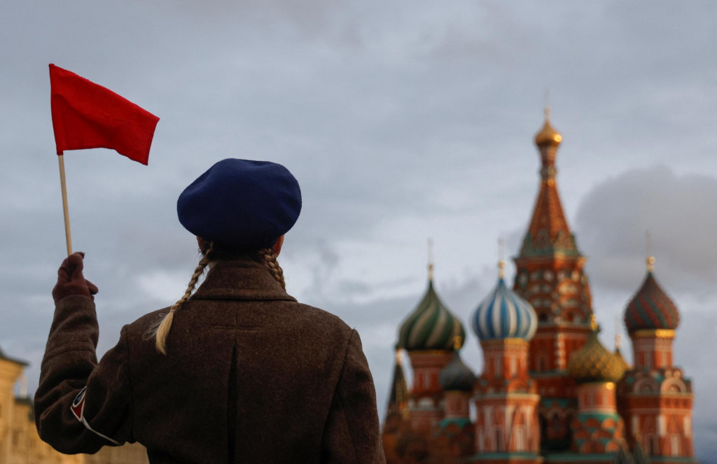 Účastník historickej vojenskej prehliadky, ktorá mala pripomenúť pôsobenie sovietskych vojsk v druhej svetovej vojne. FOTO: Reuters