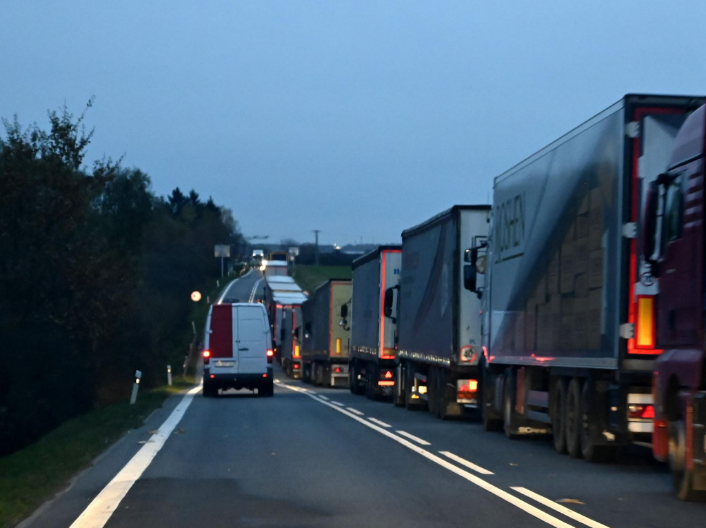 Na snímke 16 kilometrov dlhá kolóna kamiónov od hraničného priechodu Vyšné Nemecké až po obec Nižná Rybnica.  FOTO: TASR/Roman Hanc