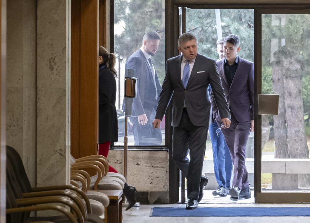 Premiér Robert Fico a poslanec parlamentu Erik Kaliňák prichádzajú na 4. schôdzu vlády. FOTO: TASR/Martin Bauman