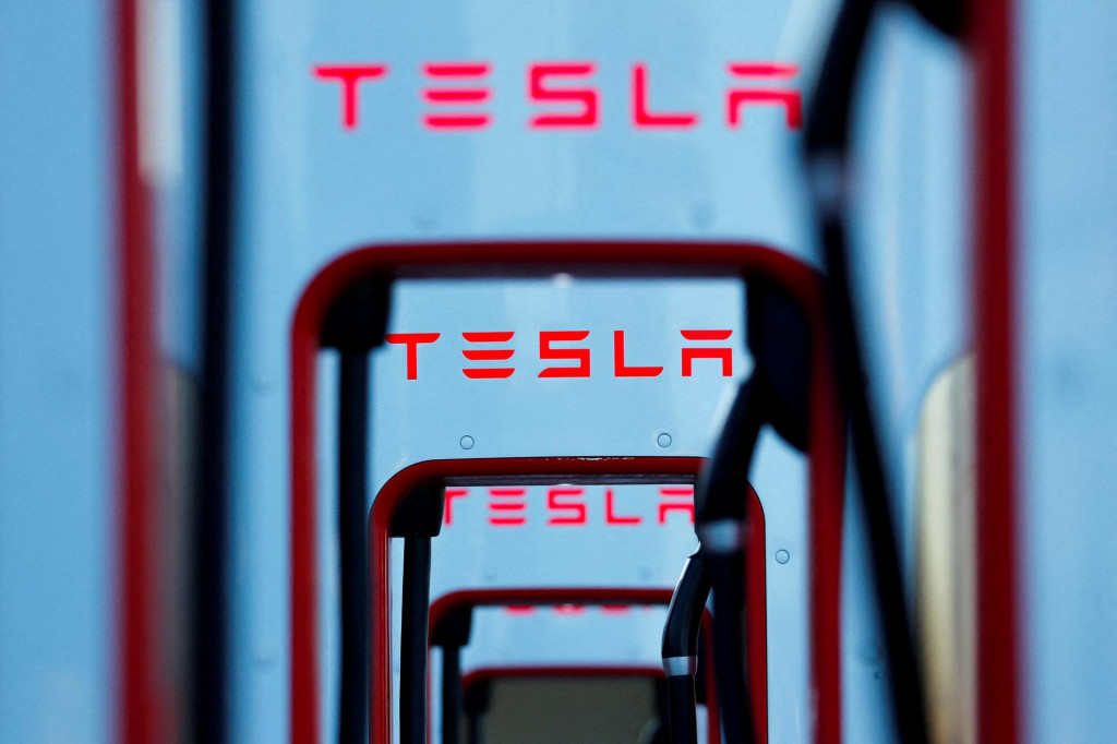 Logo spoločnosti Tesla. FOTO: Reuters